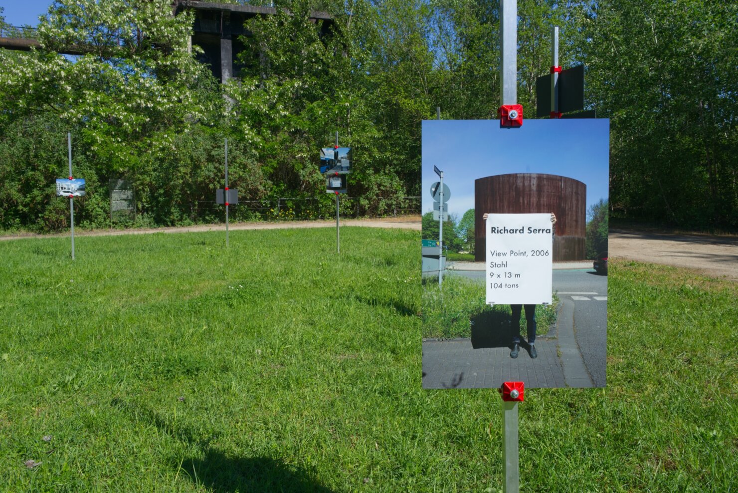 Matthieu Martin, Kreisverkehr, monumental artwork label deployed near public sculpture, Völklingen region, 2026
