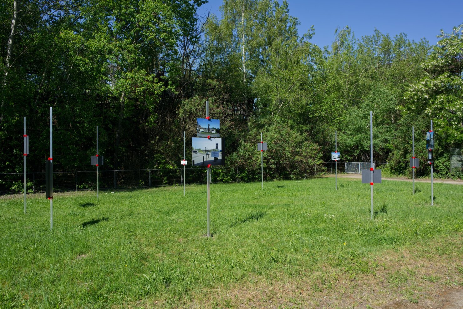 Matthieu Martin, Kreisverkehr, monumental artwork label deployed near public sculpture, Völklingen region, 2026