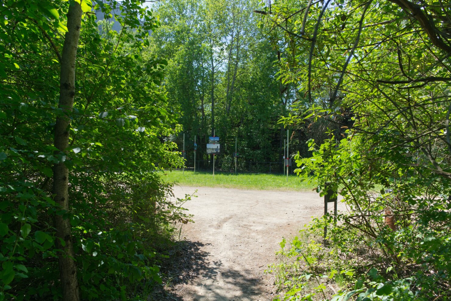 Matthieu Martin, Kreisverkehr, monumental artwork label deployed near public sculpture, Völklingen region, 2026